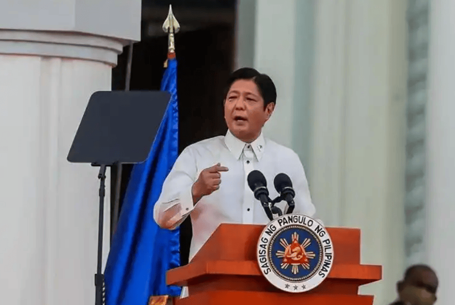 200米危险逼近!菲船“自杀式碰瓷”黄岩岛,现场画面轰动全球