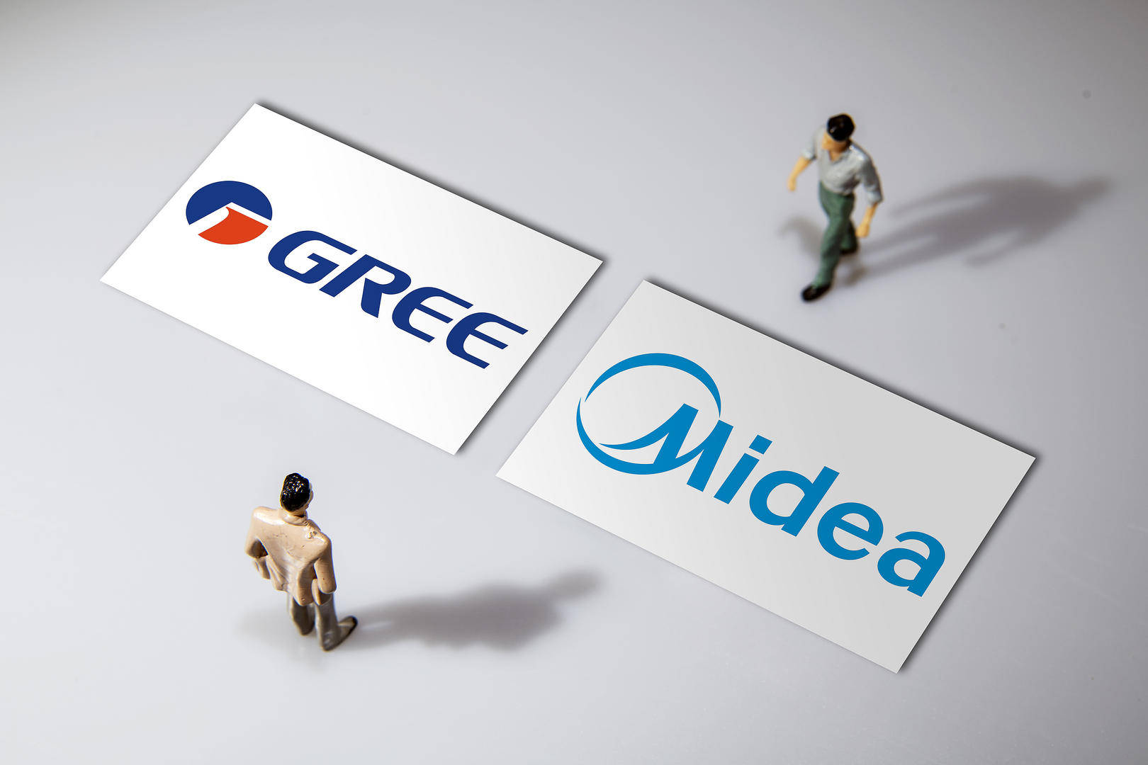 美的、格力隔空打架，财报都称自己去年是“家用空调第一名”