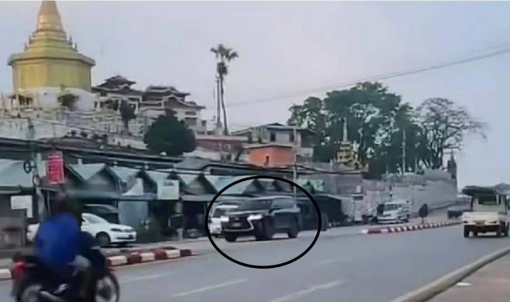 约30辆中方越野车浩浩荡荡开进缅北，顶着先进天线，车身标明“停火监督”