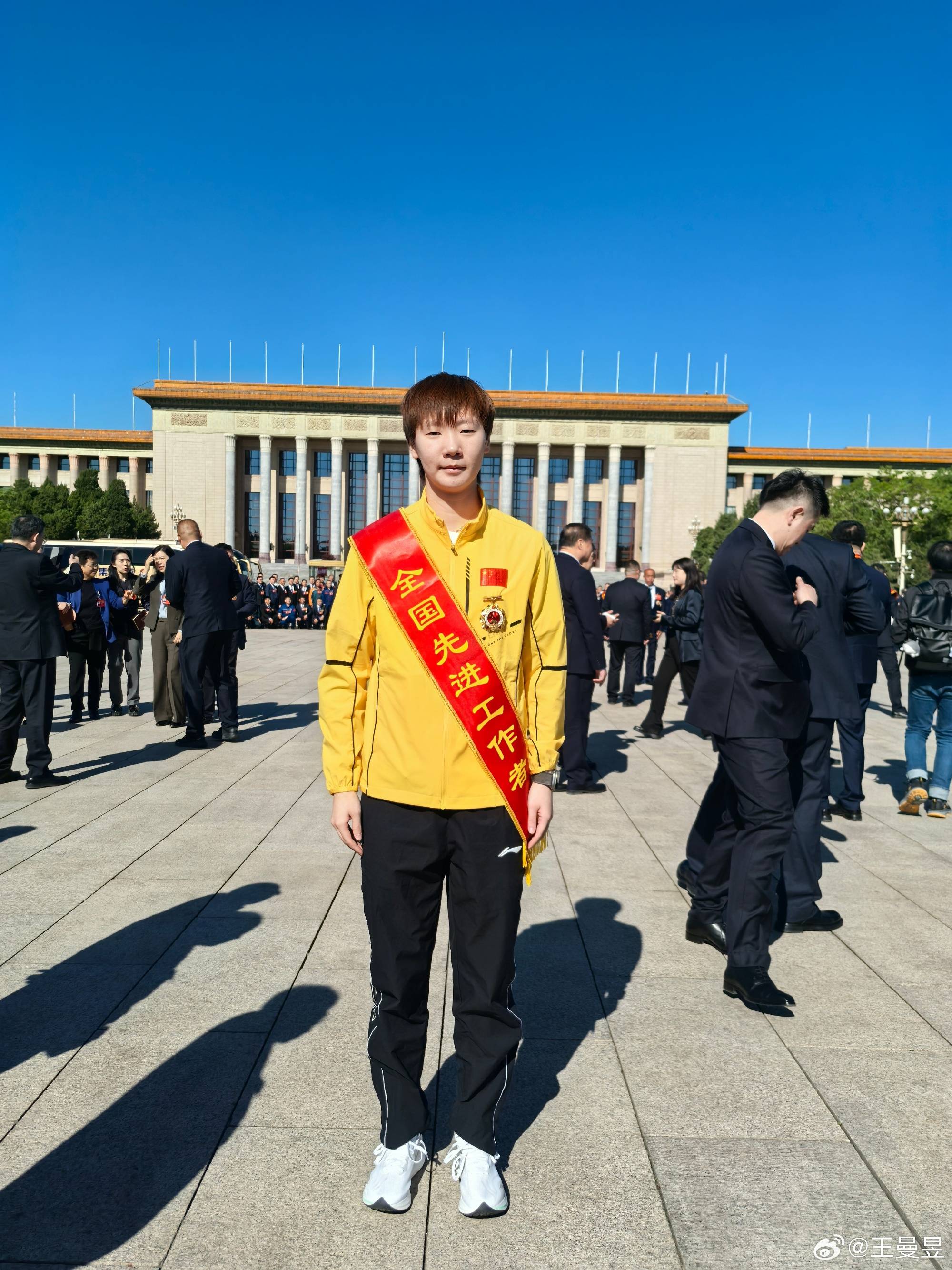 王曼昱荣获“全国先进工作者”称号 直言将贡献更多力量(图)