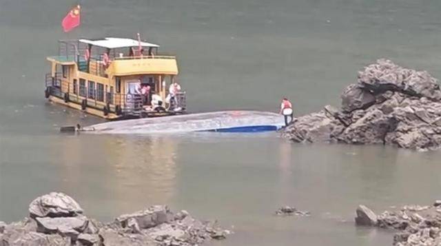 贵州黔西村民自发参与翻船事故救援,有人煮了姜汤送到码头