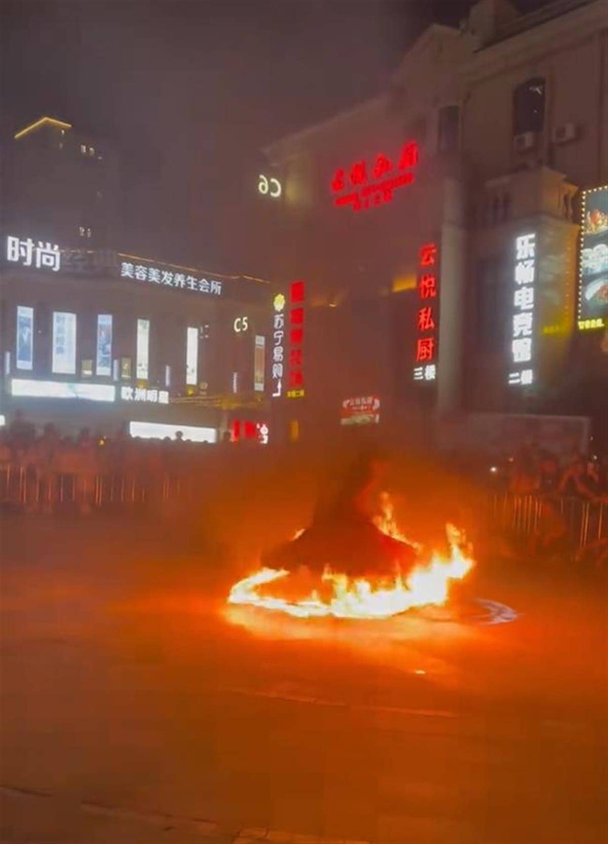 温州一女演员表演火裙舞被烧到，商场：人无大碍，节目已停止