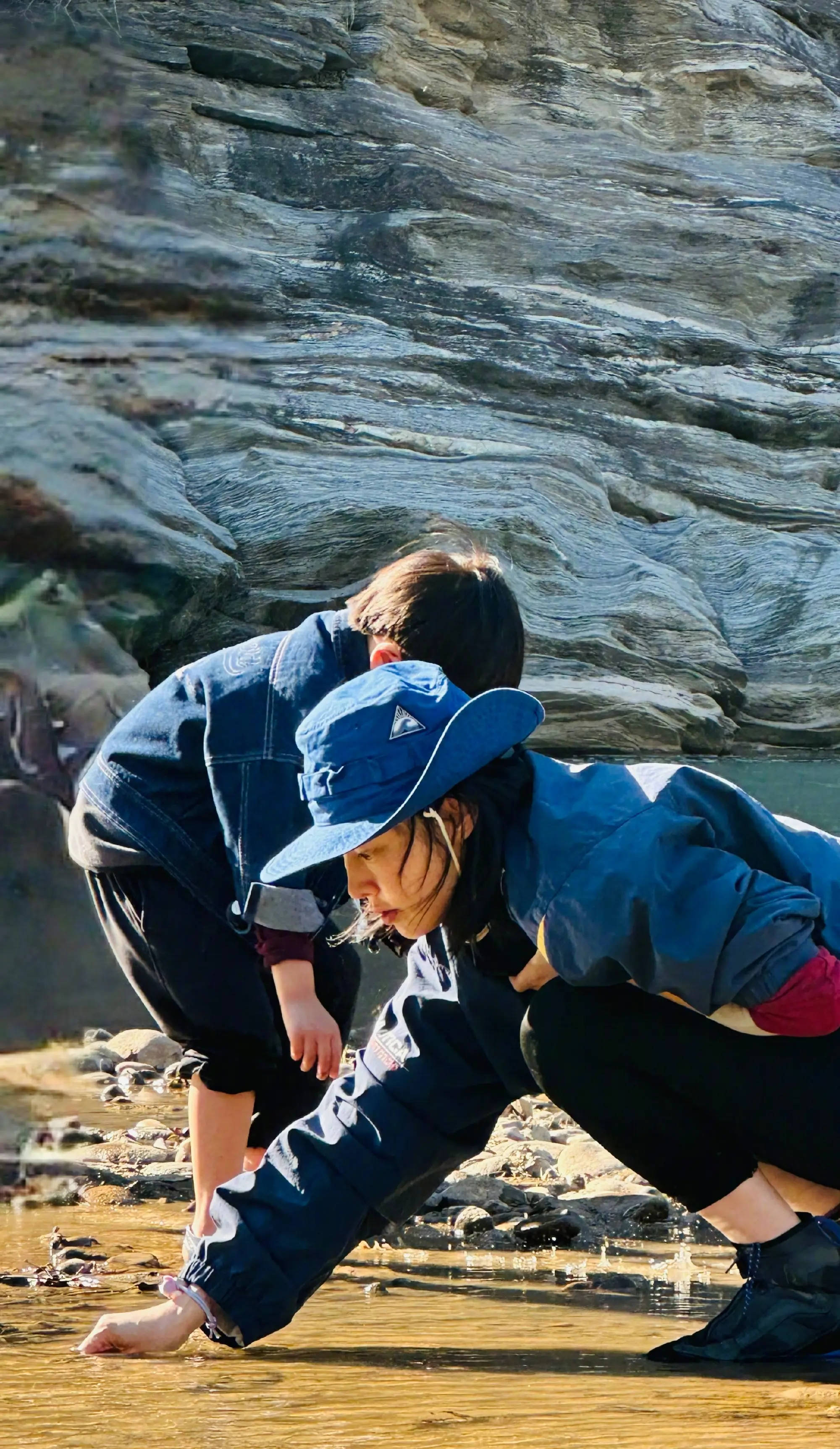 白百何首次晒二胎儿子生活照!母子俩河边捞鱼烧烤好温馨