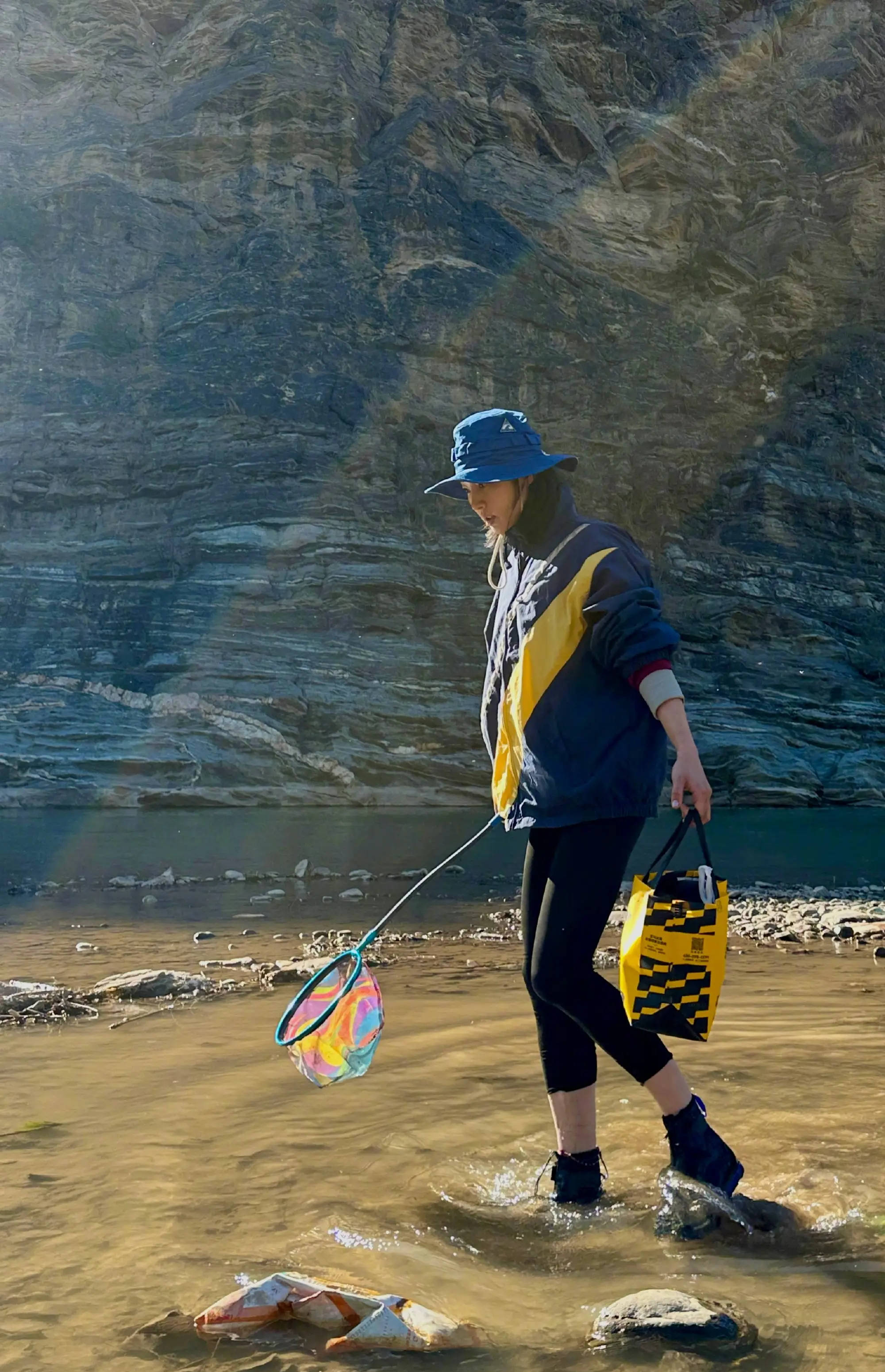 白百何首次晒二胎儿子生活照!母子俩河边捞鱼烧烤好温馨