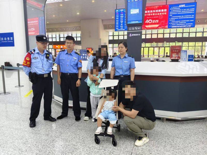 父母睡过头5岁哥哥带2岁妹妹独自下高铁,民警陪伴等待家长返回