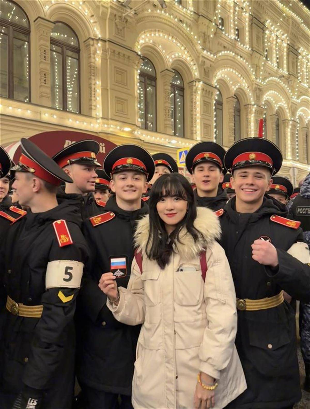 红场阅兵彩排暖心一幕：偶遇俄罗斯小孩哥送出袖章，中国留学生追着送上中国结作为回礼