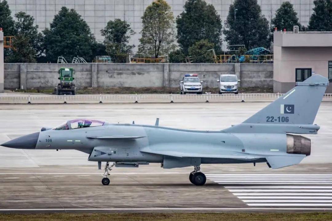 歼-10C赢在哪里？巴防长证实：印巴空战歼-10CP成功逼退“阵风”