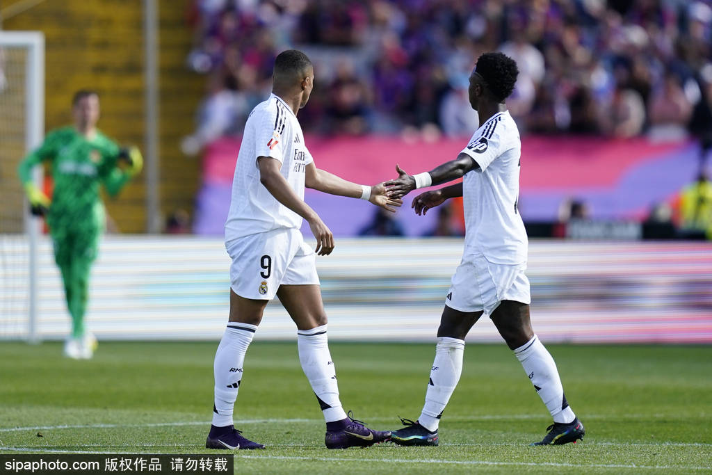 赛季四杀！西甲-姆巴佩戴帽拉菲2球 巴萨4-3皇马7分领跑