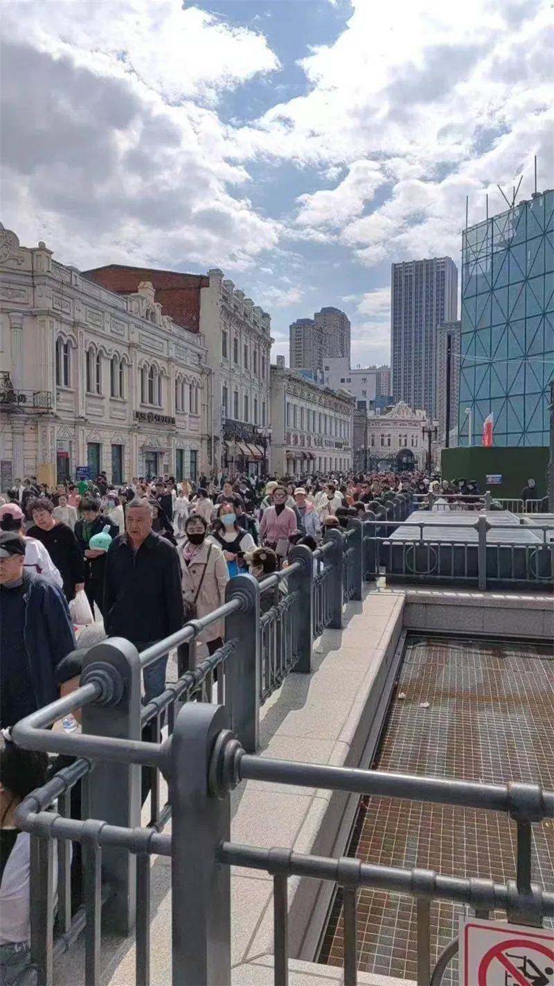 哈尔滨地铁3号线中华巴洛克街区站日进出站客流约两万人次！客流增长超三成