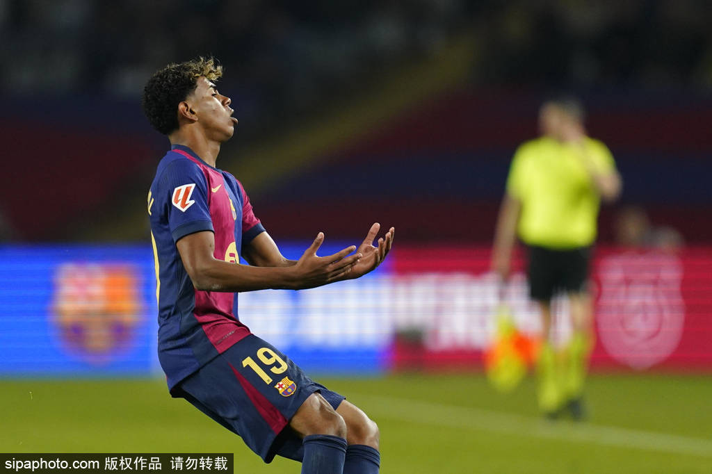 突发!巴萨锋霸费兰倒下,莱万独木难支?弗里克要赌一把?