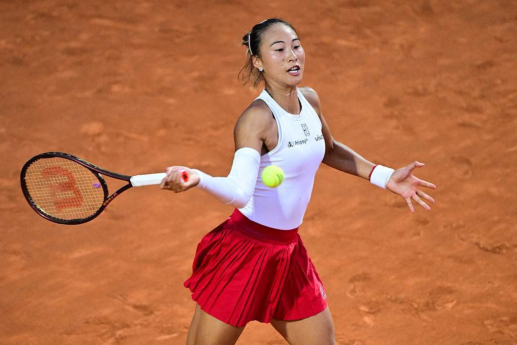 生涯首胜!郑钦文2-0萨巴伦卡 结束六连败晋级罗马站四强