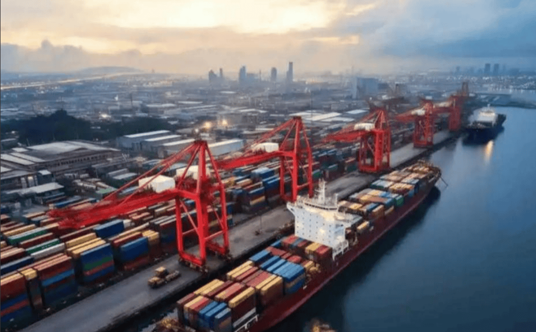 美方主动让步后，李嘉诚终于看清了形势，向官方做出重要保证！