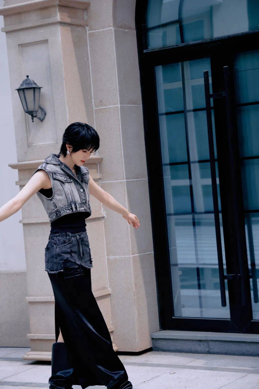 姚安娜“520”戴工牌到车间工厂打工，变身“质检员”