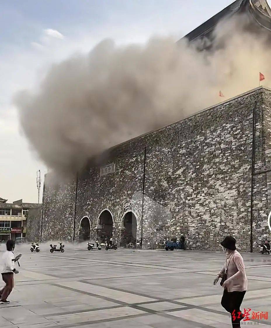 “凤阳鼓楼坍塌”！风雨中挺过600余年，去年刚刚花费数百万元维修，竣工验收仅仅一年多……