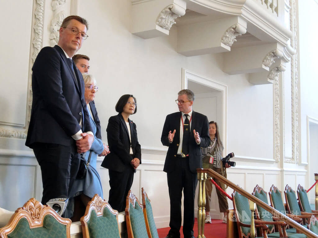 太自以为是!丹麦外长访华求合作,要求台海维持现状,中方回应透露特殊信号!