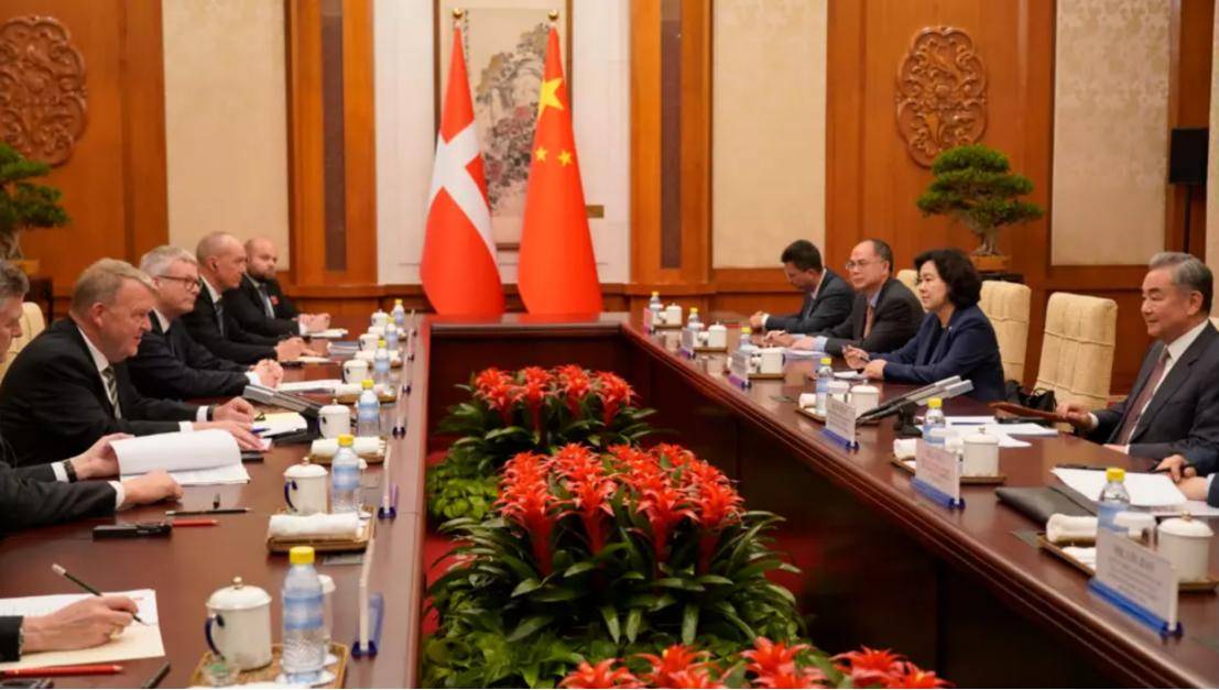 太自以为是!丹麦外长访华求合作,要求台海维持现状,中方回应透露特殊信号!