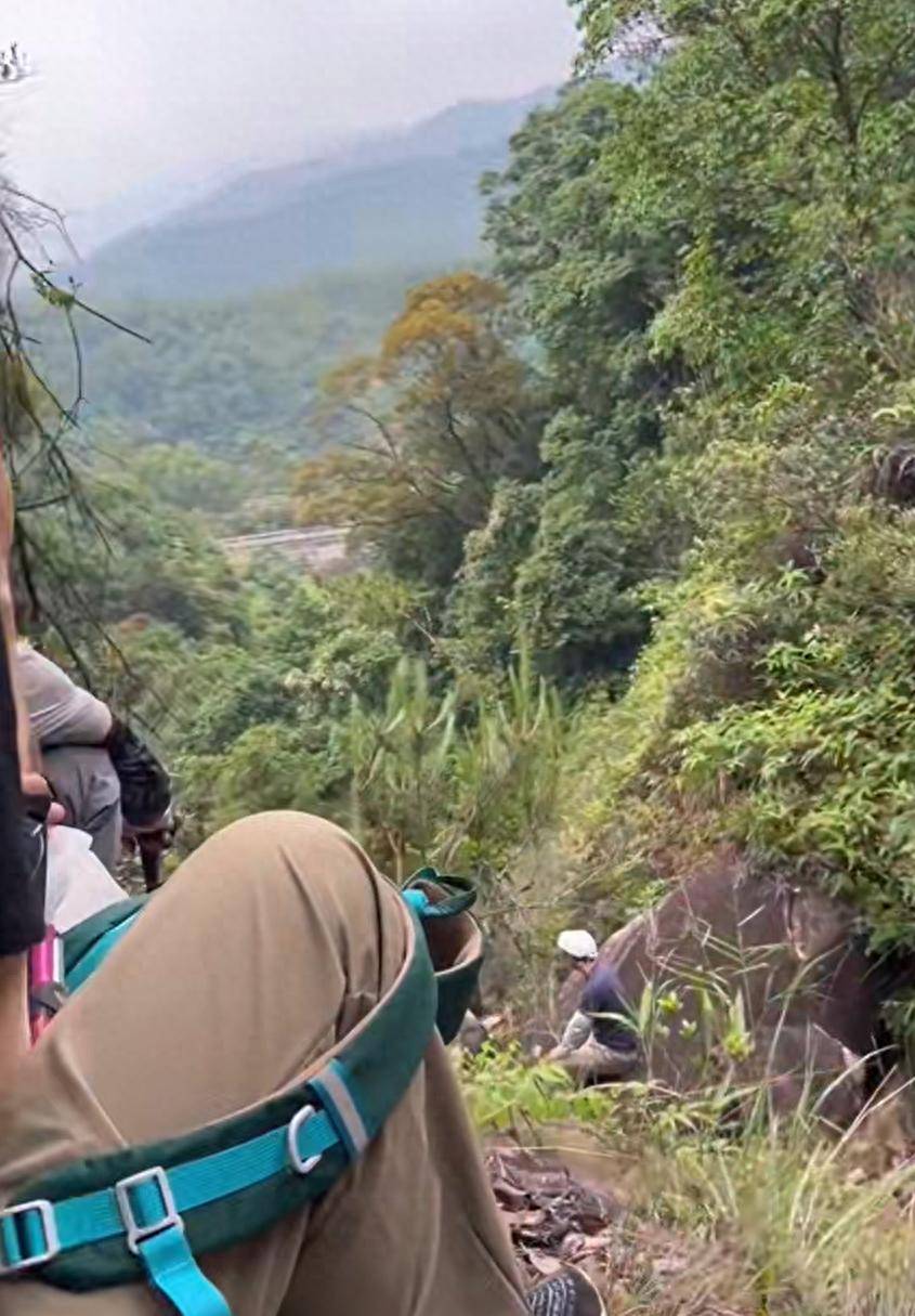 女子福建溪瑶拍照时不幸坠崖身亡 镇政府:在非旅游景点内发生事故