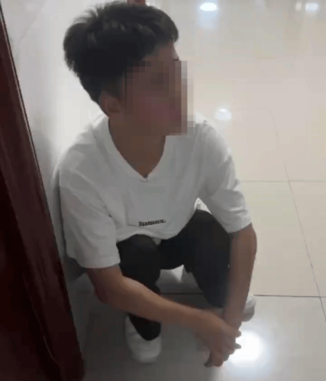 男子撬锁潜进贵州一大学女生宿舍被抓现行，派出所：男子已被拘留