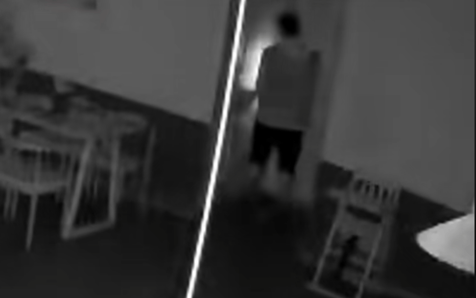 第一次见面就表白!被拒绝后男子凌晨3点狂敲女生房门,随后拿出工具撬锁……