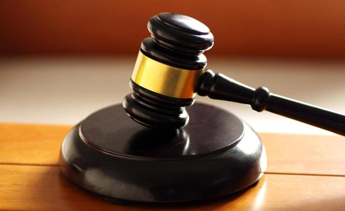 女儿整理遗物发现父亲生前向已婚女转账129万，法院一审判对方返还109万及利息