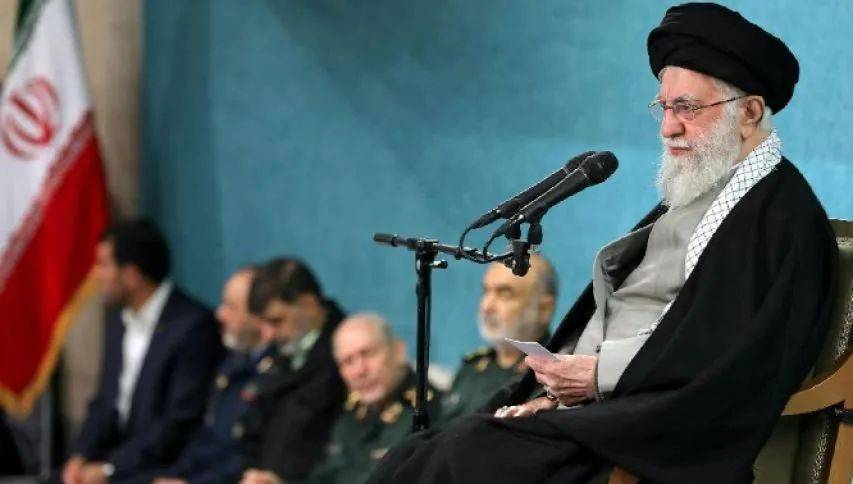 伊朗总统想起中国了，动身前派人试探中方态度，重提25年之约