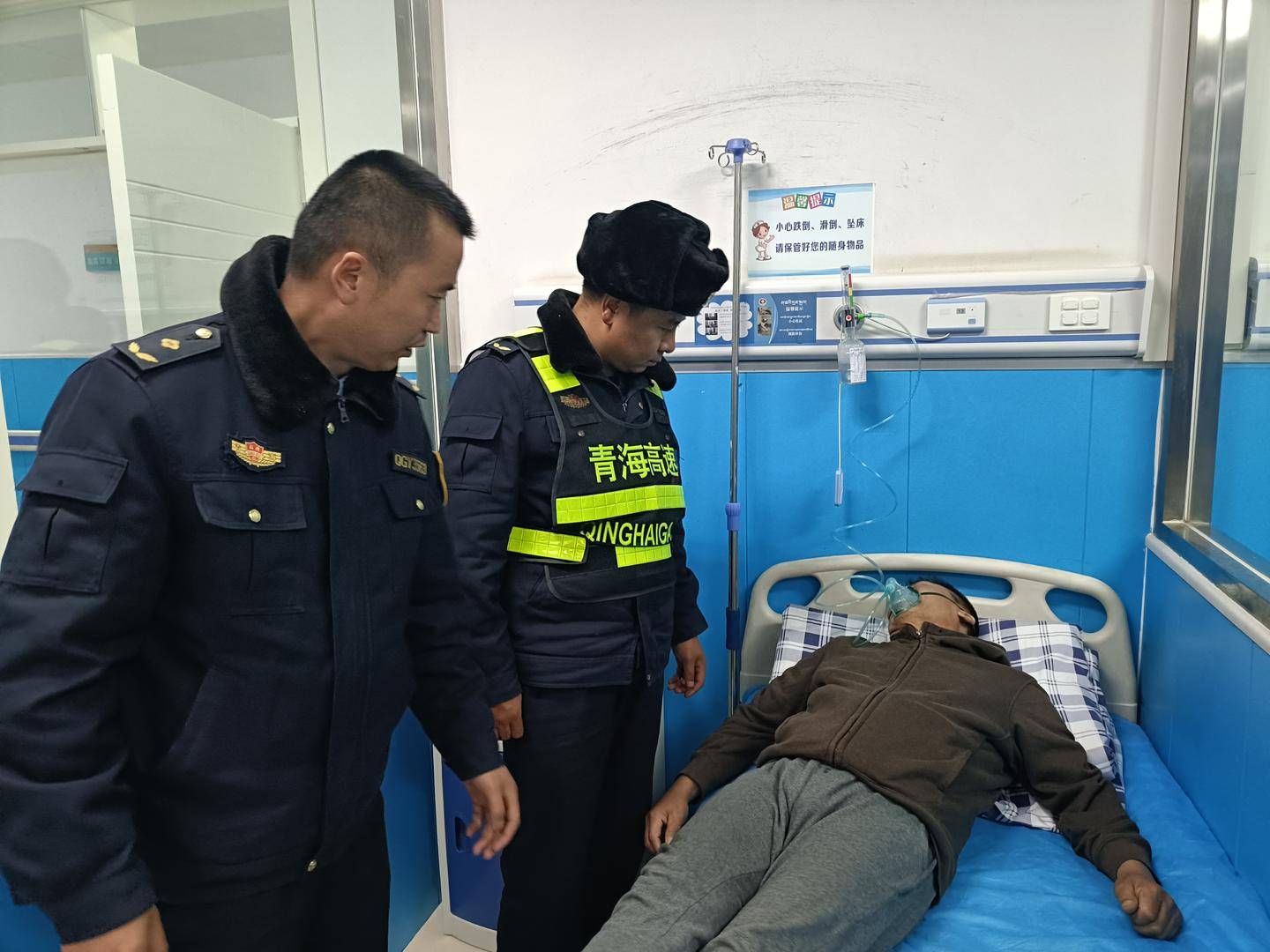 “救救我!”货车司机第一次上青藏高原重度高反,高速路收费员发现异常紧急送医