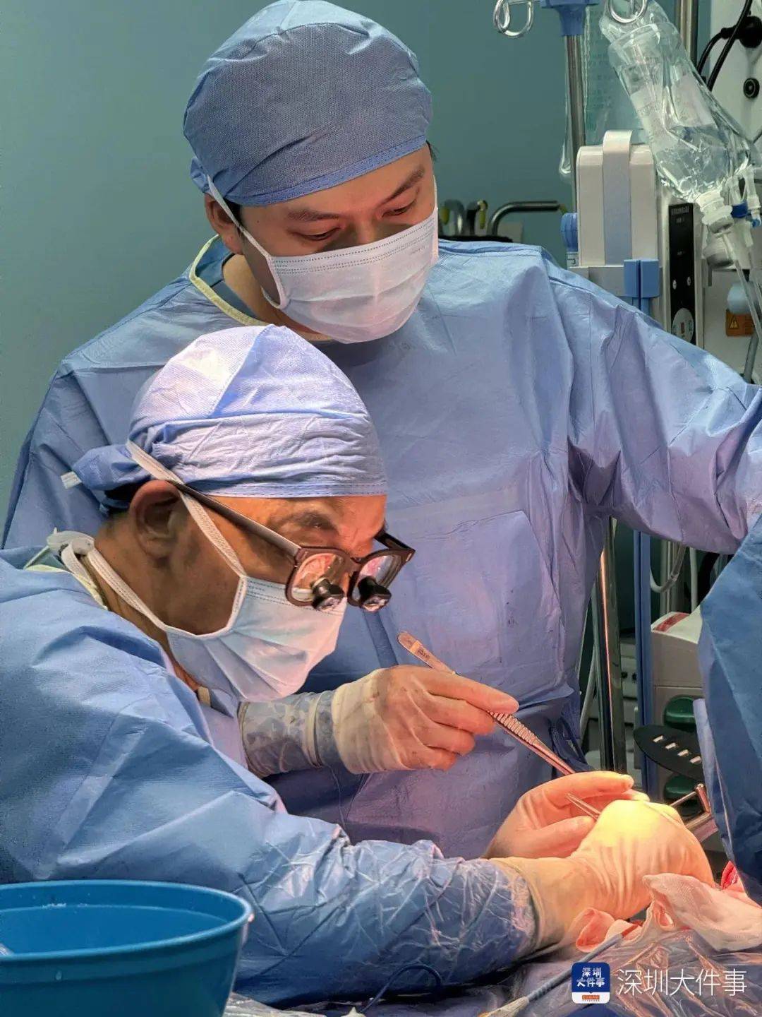 店员试衣间里一句警告,竟救了17岁少女!一家人火速赶到深圳