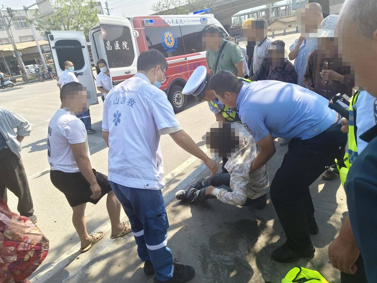 辅警跳河救起轻生女，上岸时被红火蚁咬伤：系最危险入侵物种之一，过敏者或致休克