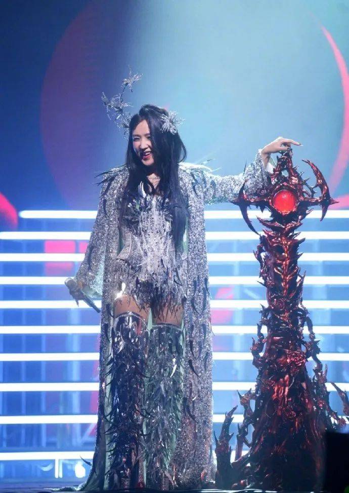 何洁成都演唱会陷假唱争议,本人发文回应后秒删