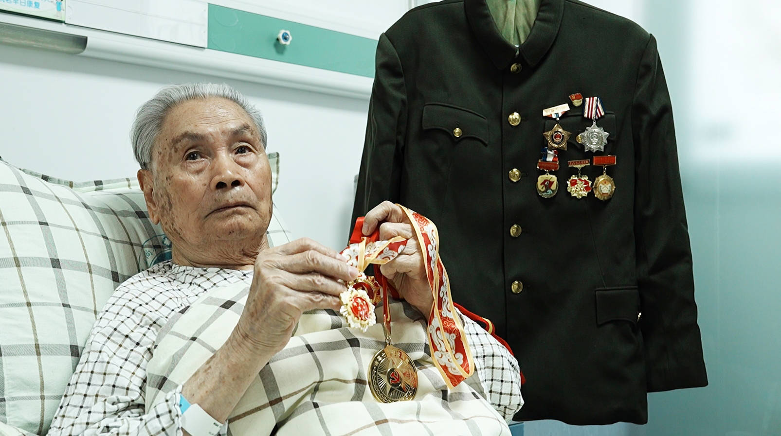 95岁离休干部获刑五年，被法院认定为恶势力团伙首要分子