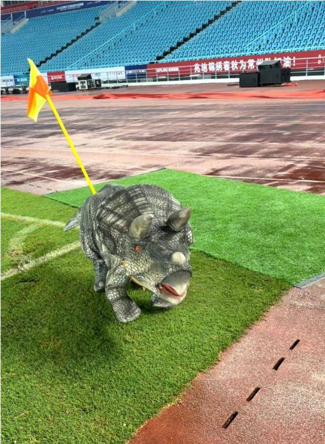常州输球“小恐龙”被气晕抬走?恐龙园回应:系机械恐龙表演时故障