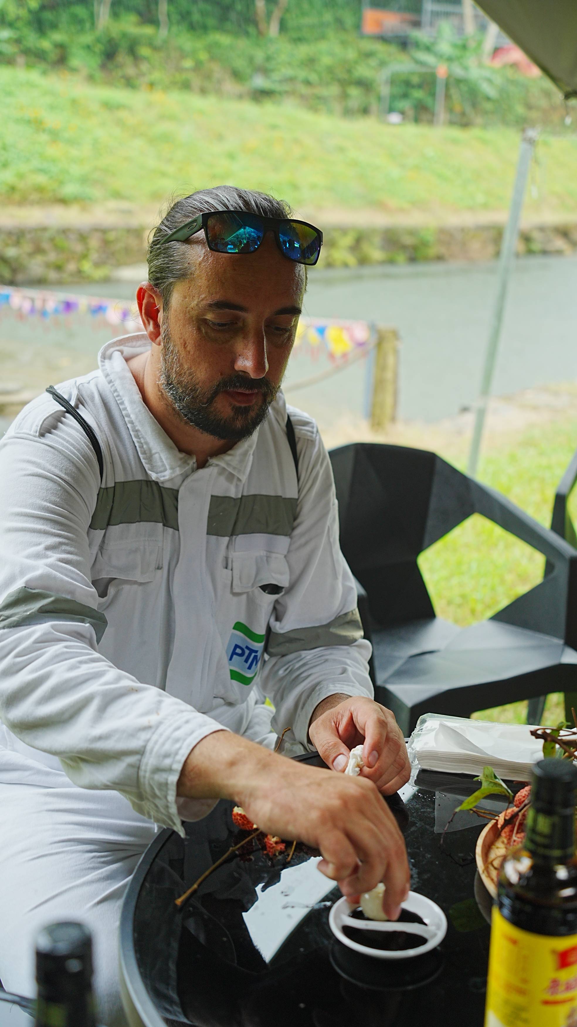 “第一次吃,像吃葡萄!”外籍船员在惠州品尝荔枝