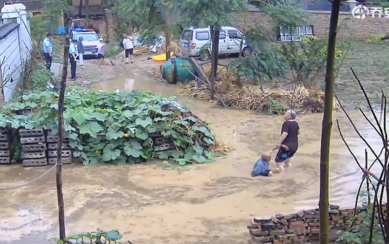 河南八旬老人水中摔倒民警未搀扶事件最新进展:当地相关负责人向家属当面道歉