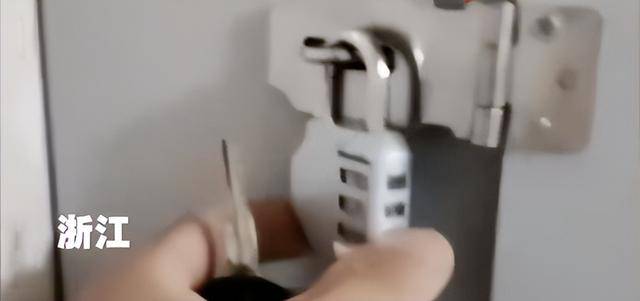 浙江一男子爆料当地公共厕所坑位门用密码锁锁住,官方回应