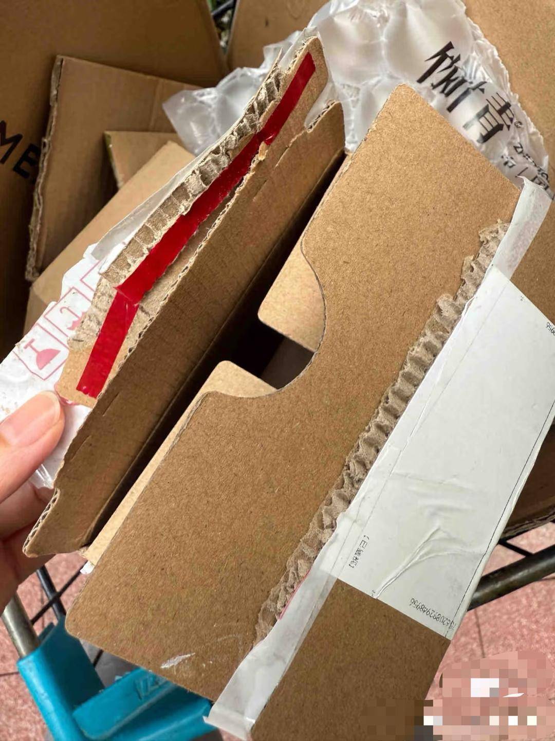 女子网购拉布布盲盒，拆开发现包装全无仅剩6个“裸娃” 中通快递回应