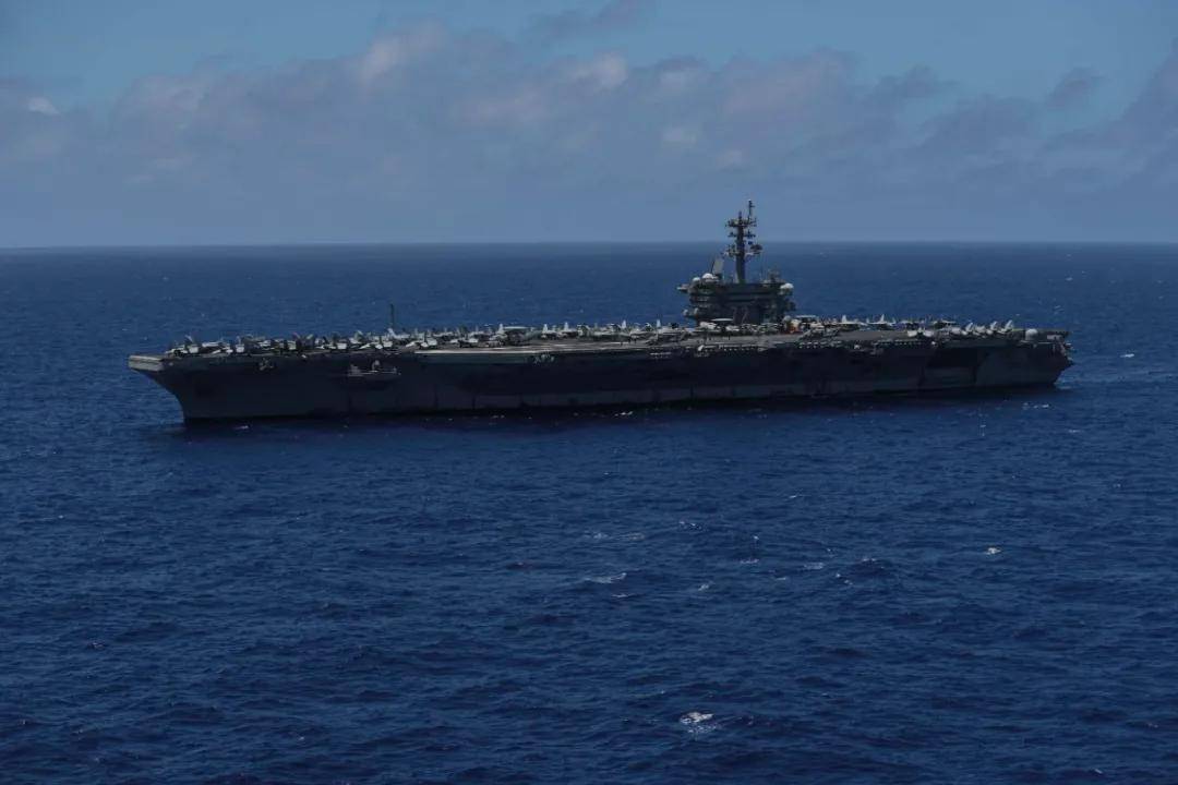 央视公开！美国双航母夹击中国辽宁舰，歼-15挂弹起飞与美军狗斗