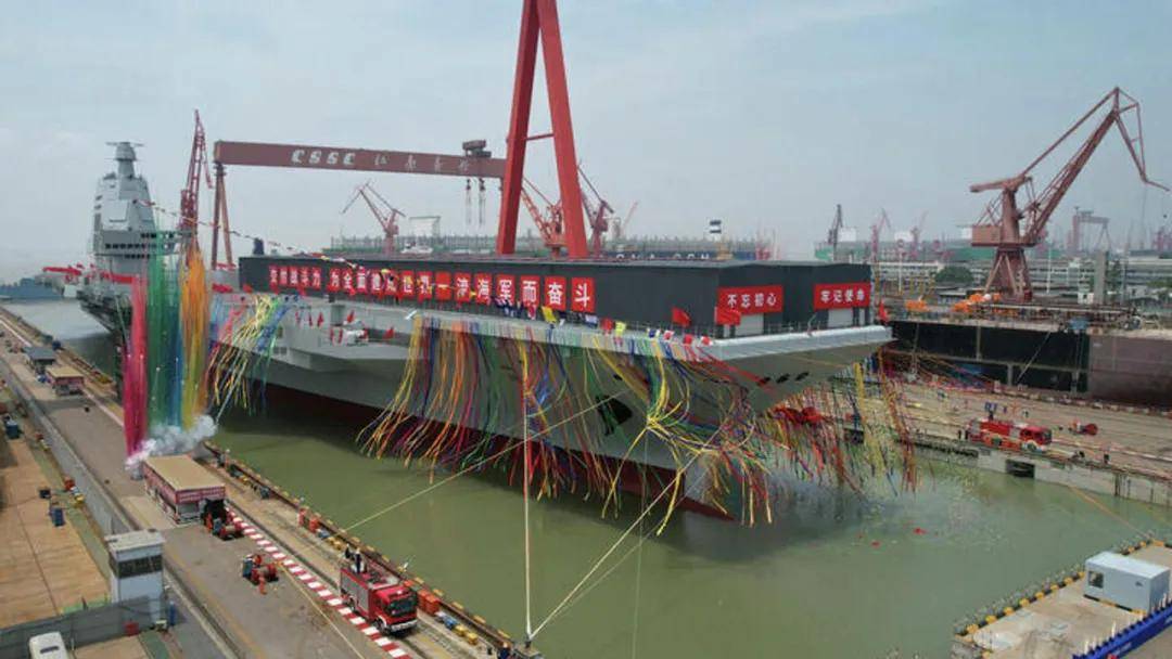 央视公开！美国双航母夹击中国辽宁舰，歼-15挂弹起飞与美军狗斗