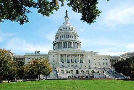 马斯克聪明反被聪明误，自立“美国党”犯了大错，特朗普不会放过他