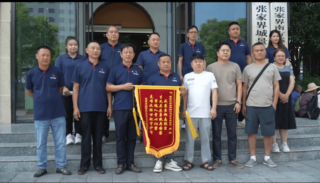 张家界司机高速上突发疾病，晕倒前尽全力熄火刹车救下整车韩国游客，自己不幸离世，年仅41岁，他是退役军人