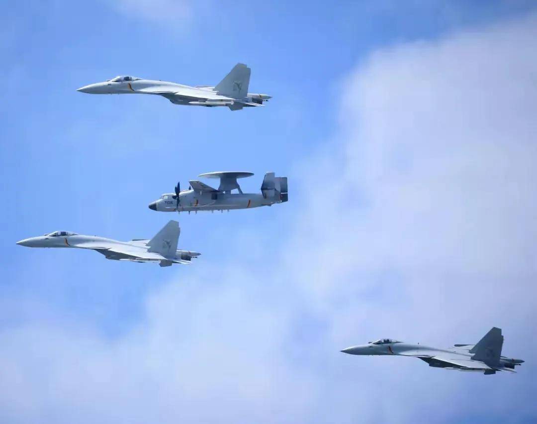 "重磅武器震撼登场！歼-15DT弹射型电子战机亮相，祖传的减速板已取消