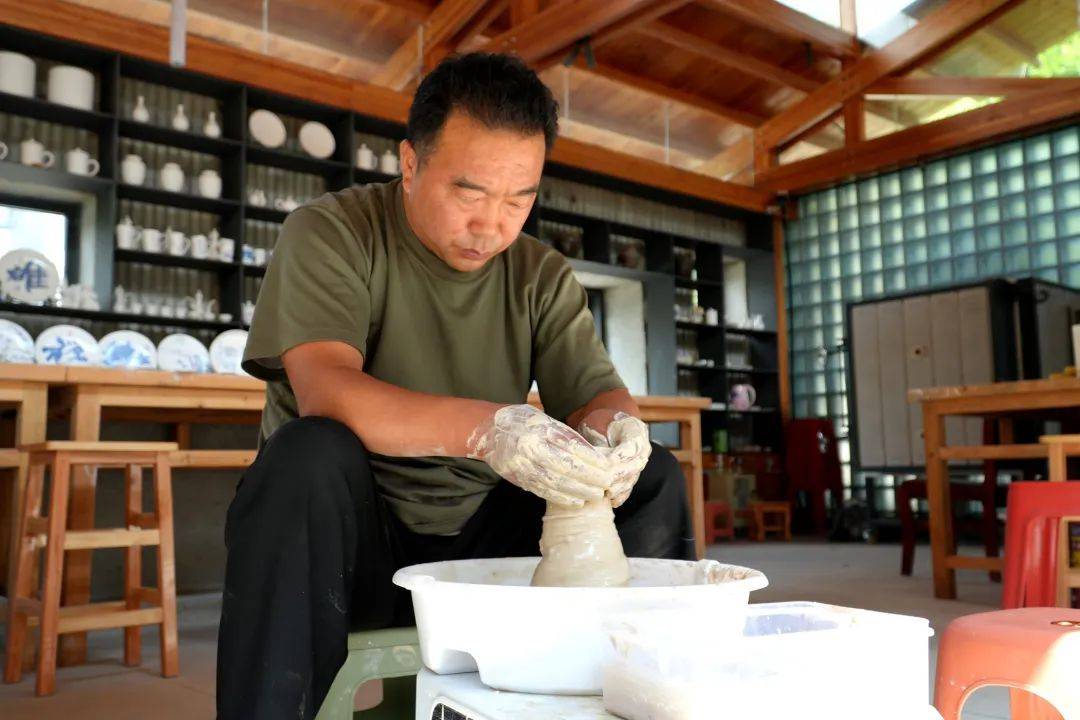 从门外汉到乡村陶艺师,他用热爱“逆袭”