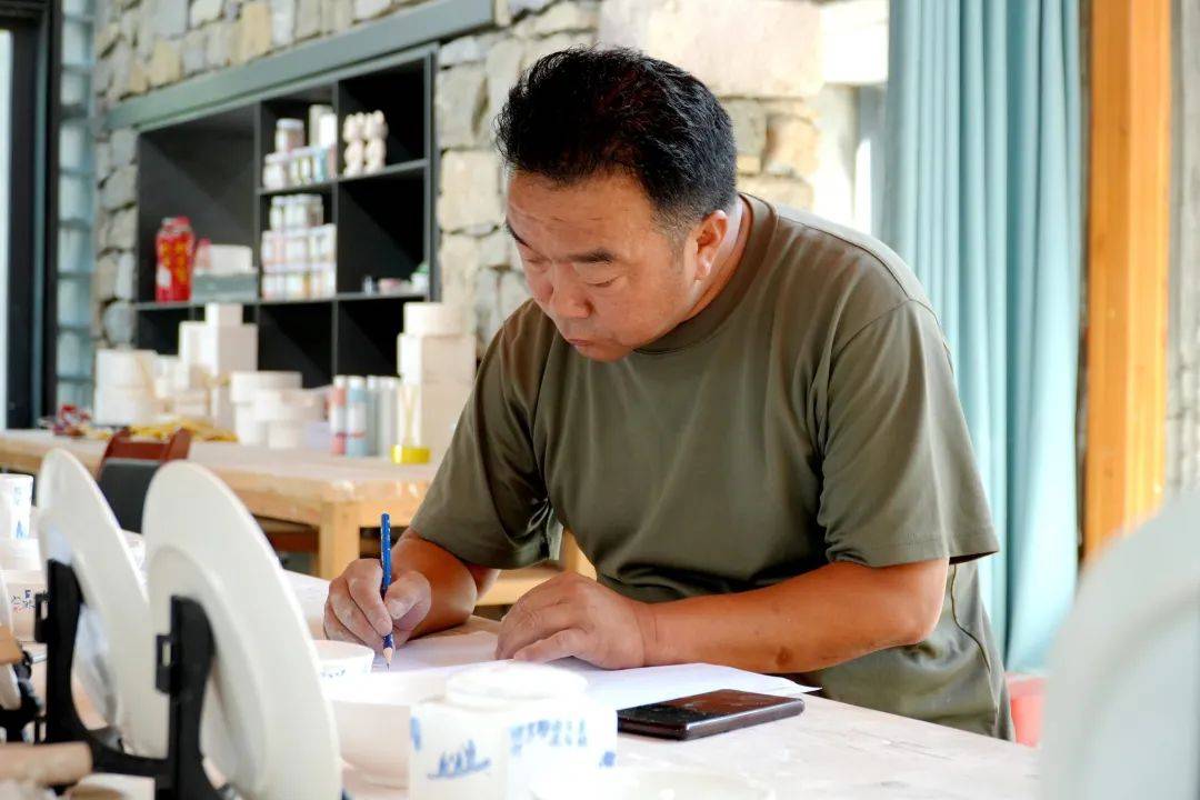 从门外汉到乡村陶艺师,他用热爱“逆袭”