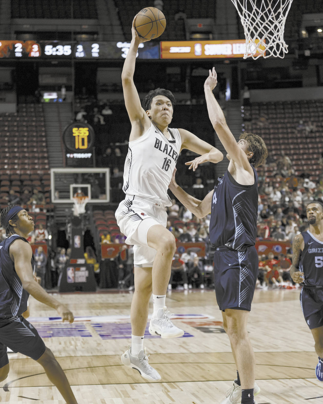 连续两场发挥出色,美媒:杨瀚森堪称“下一个约基奇”