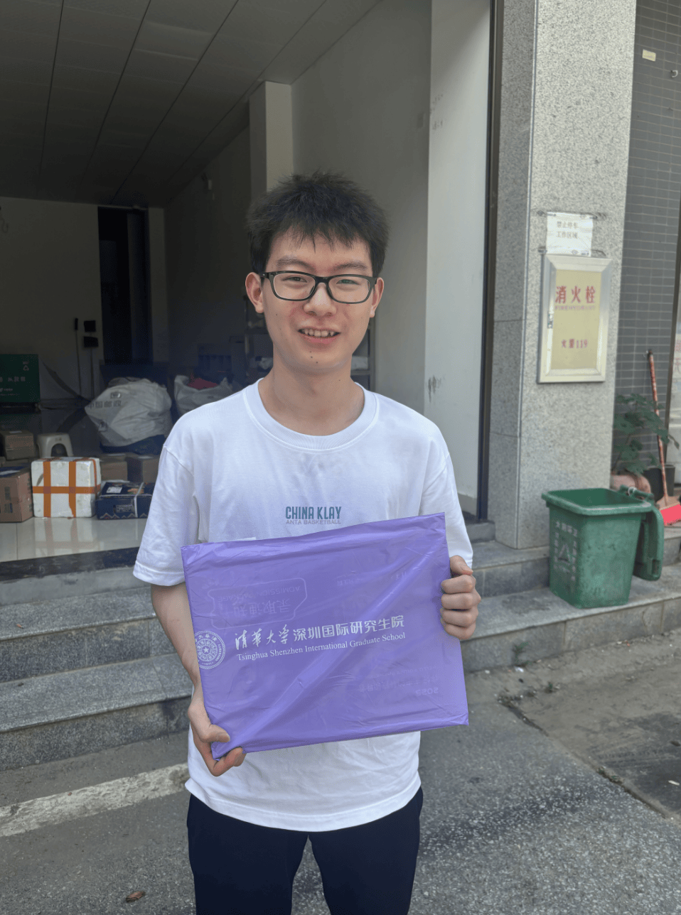 清华录取通知书到手，湖南小伙一路狂奔：只为把“拆封权”交给外公！