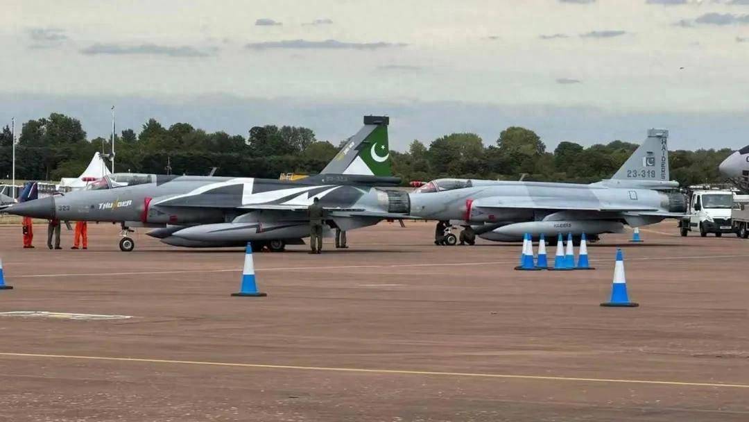 横跨6000千米！“枭龙”带胜利凯旋，降落英国，“阵风”还不配上桌？