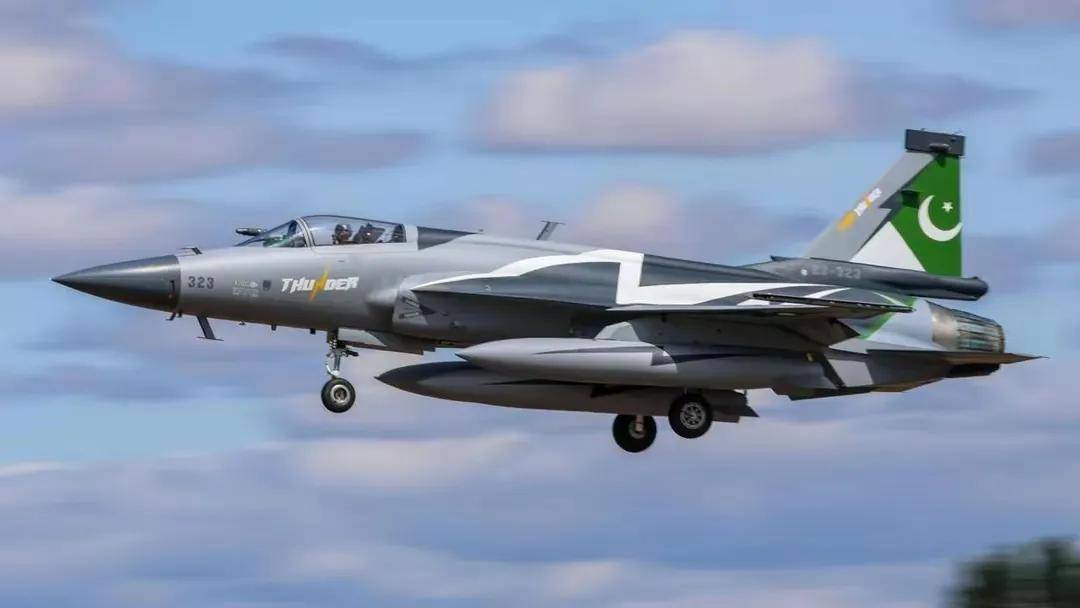 横跨6000千米！“枭龙”带胜利凯旋，降落英国，“阵风”还不配上桌？