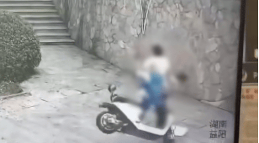 湖南两高中生骑电动两轮车撞围墙身亡,一学生母亲:系改装车辆,儿子刚坐上40秒就发生事故,警方:改装者已被控制