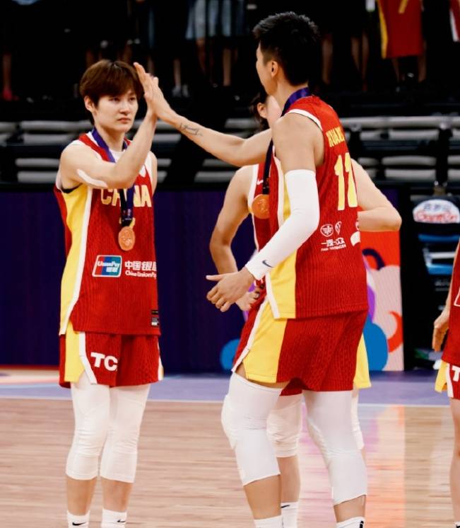 中国女篮队长杨力维亚洲杯表现引争议，发文称“无愧无憾”，让黄思静别低头