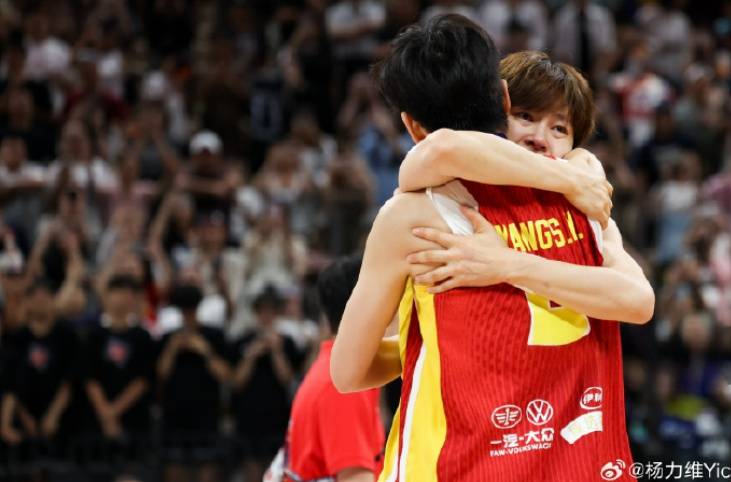 中国女篮队长杨力维亚洲杯表现引争议，发文称“无愧无憾”，让黄思静别低头