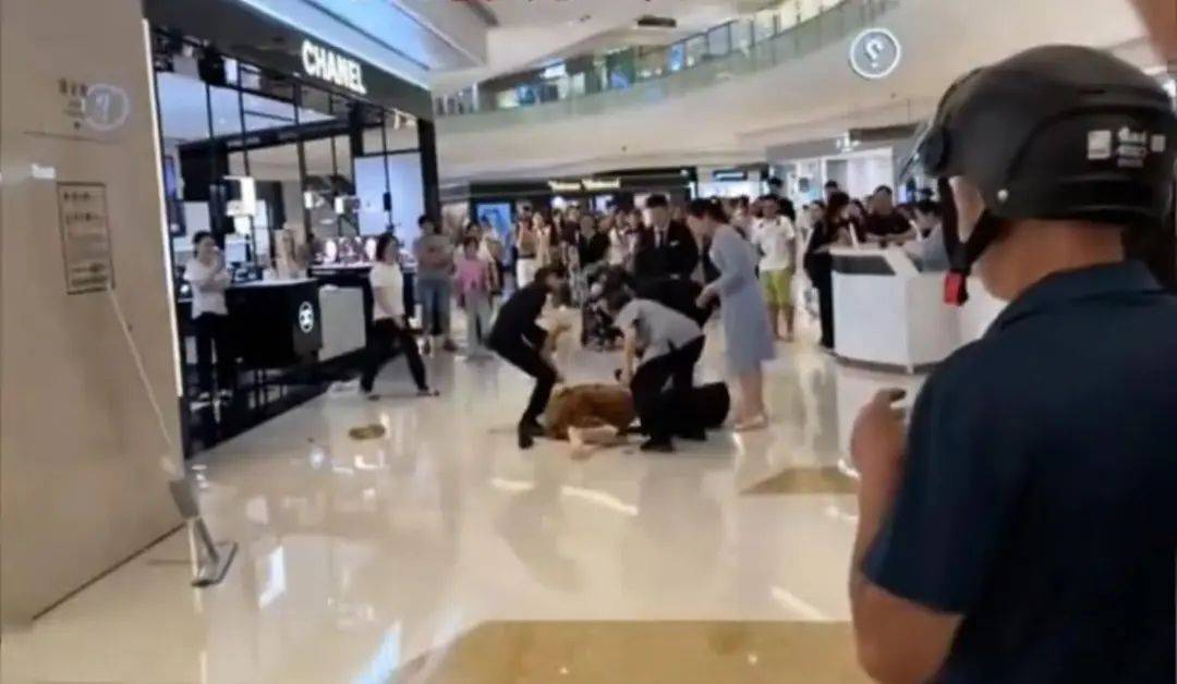 王某（女，36岁）罗某（女，38岁）在万象城互殴